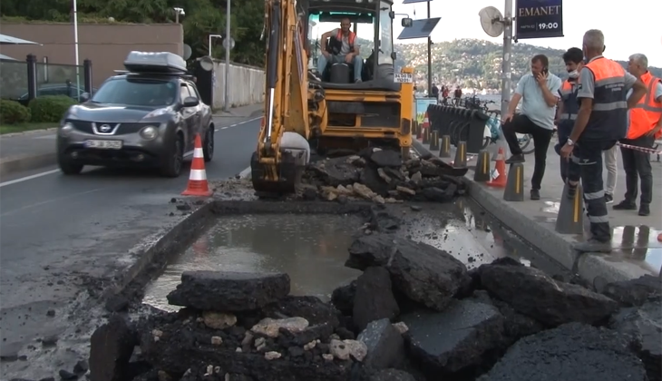 Cadde çöktü, yol trafiğe kapatıldı