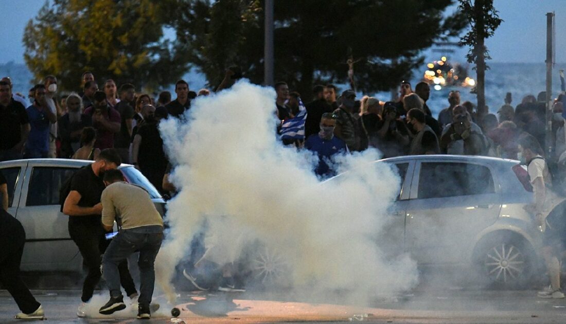 Komşuda ortalık karıştı! Polis ve protestocular çatıştı