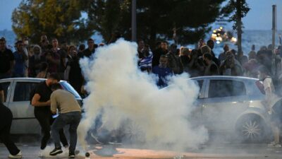 Komşuda ortalık karıştı! Polis ve protestocular çatıştı