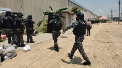 Ekvador’da mahkumlar polise ateş açtı