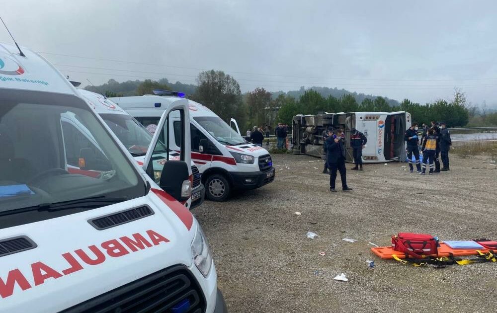 MHP kafilesini taşıyan otobüs devrildi: 2 ölü, 17 yaralı