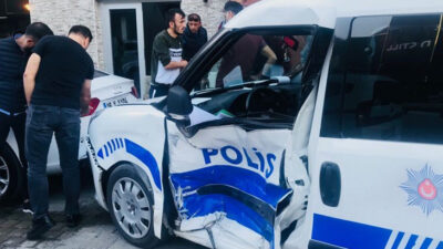 Bursa’da otomobil ile polis aracı çarpıştı: 2’si polis, 3 yaralı