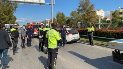 Bursa’nın işlek caddesinde trafiği durma noktasına getiren kaza!