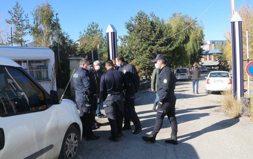 Okul önündeki kavgada liseli genç polise ateş açarak kaçtı