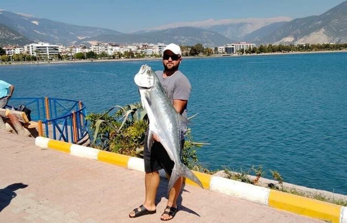 Kıyıdan 15 kiloluk liça balığı avladı