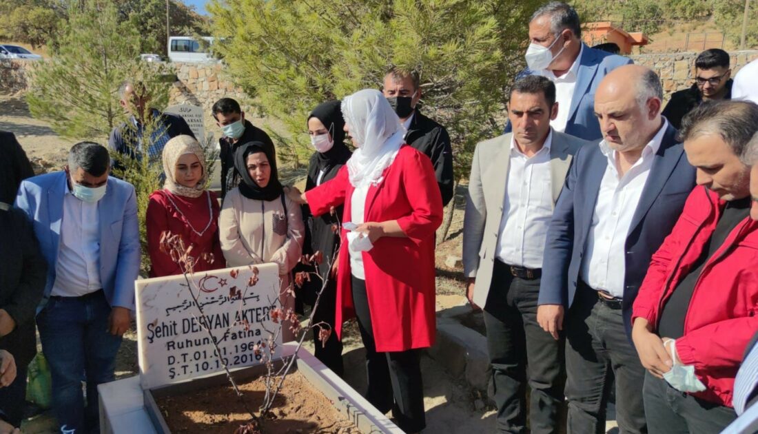 PKK’lı teröristlerin şehit ettiği AK Parti Dicle İlçe Başkanı Deryan Aktert mezarı başında anıldı