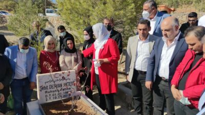 PKK’lı teröristlerin şehit ettiği AK Parti Dicle İlçe Başkanı Deryan Aktert mezarı başında anıldı