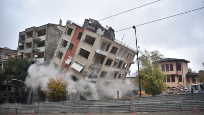 Bursa’da Çarşı Projesi son sürat! Bir bina daha yıkıldı…