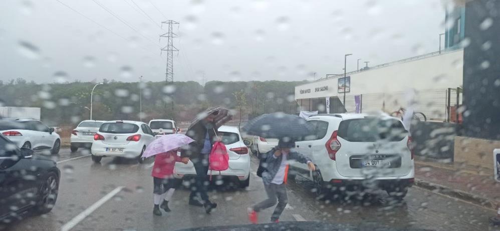 Bursa’da sağanak yağış zor anlar yaşattı