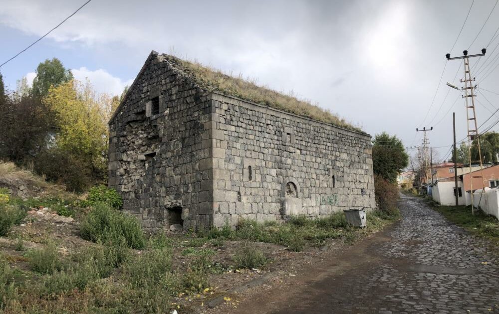 Asırlık kilise definecilerin hedefi oldu