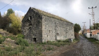 Asırlık kilise definecilerin hedefi oldu