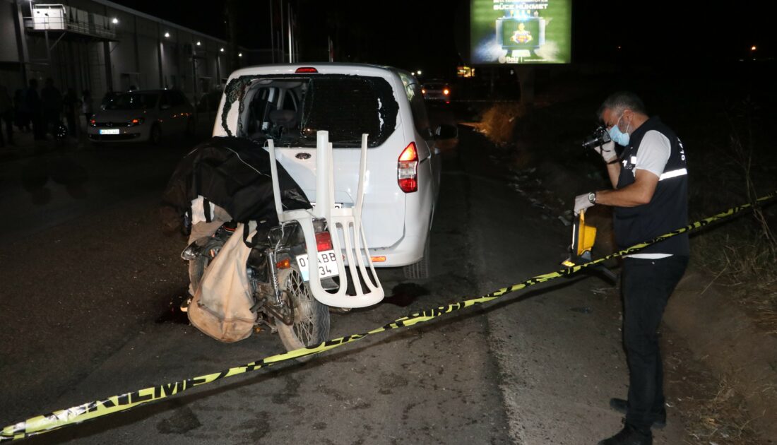 Park halindeki araca çarpan motosikletli hayatını kaybetti