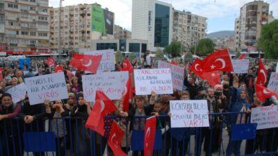 Maske-mesafe kuralına uyulmadı… Aşı karşıtlarından İzmir mitingi!