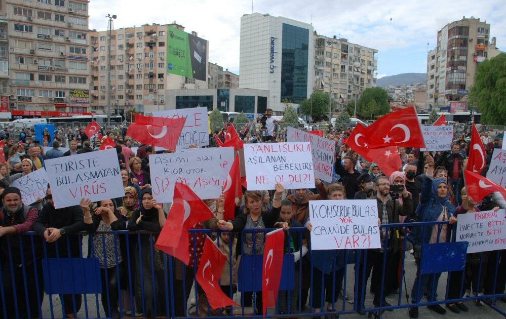 Maske-mesafe kuralına uyulmadı… Aşı karşıtlarından İzmir mitingi!