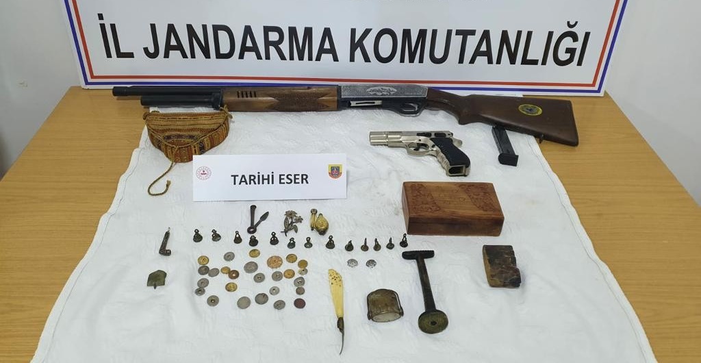 Ev baskınından 42 adet tarihi eser çıktı