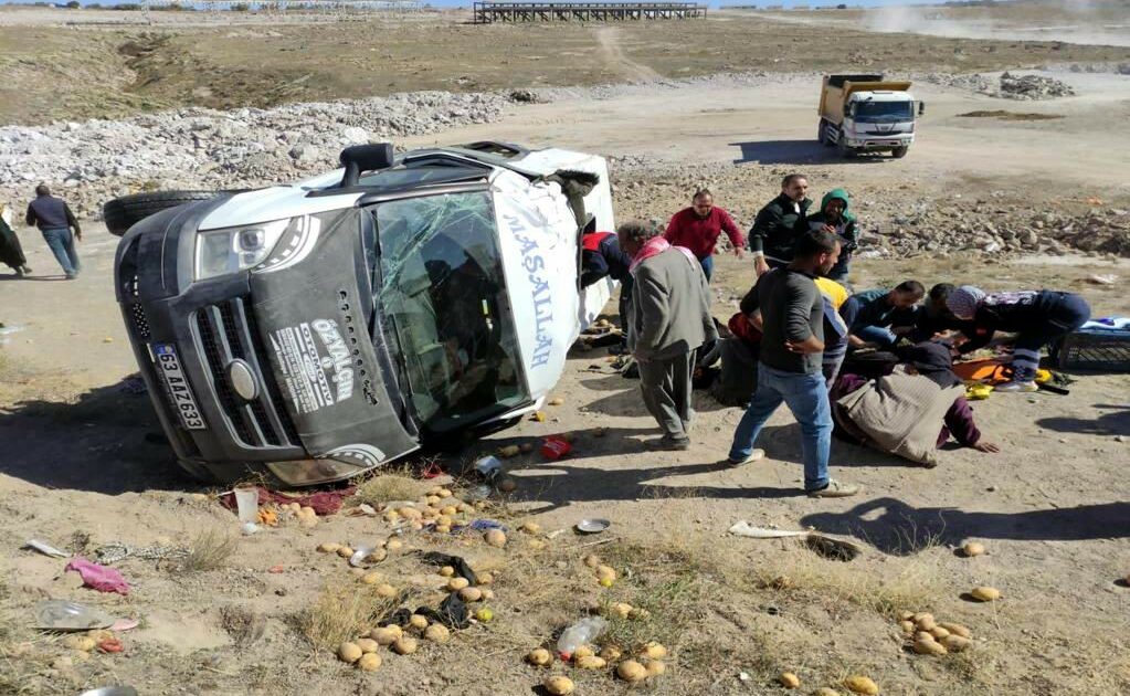 Tarım işçilerini taşıyan minibüs devrildi: 12 yaralı