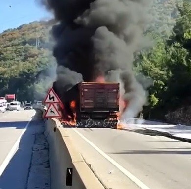 Bursa’da TIR’a çarpan kamyon alev topuna döndü