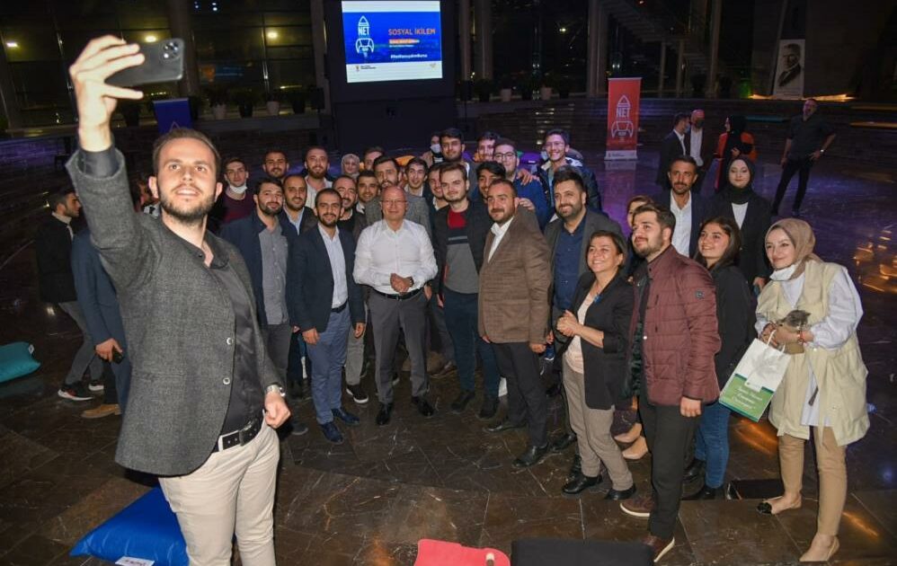 AK Parti Bursa İl Başkanı Gürkan gençlerle buluştu