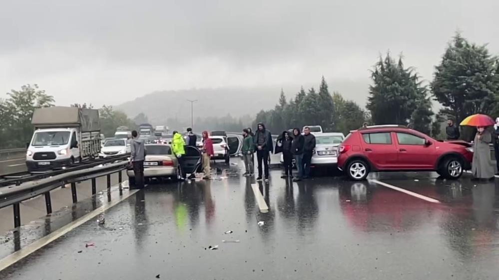 Sakarya’da 27 araçlı zincirleme kazalar: 3’ü ağır 17 yaralı