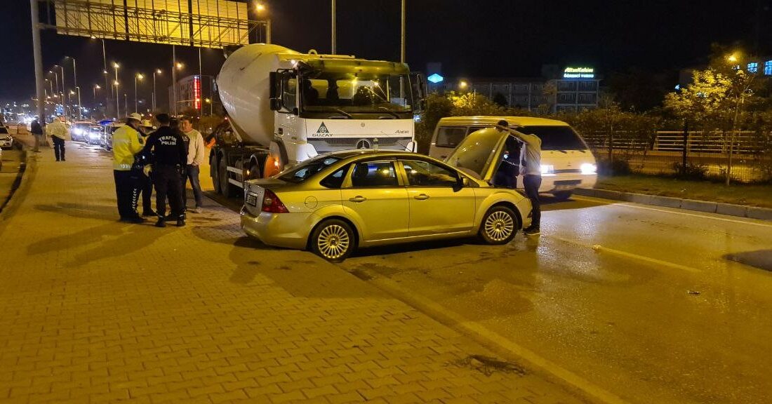 Beton mikseri otomobili metrelerce sürükledi