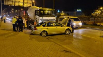 Beton mikseri otomobili metrelerce sürükledi