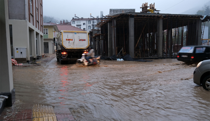 Şiddetli yağış Bozkurt’un sokaklarını yeniden sular altında bıraktı