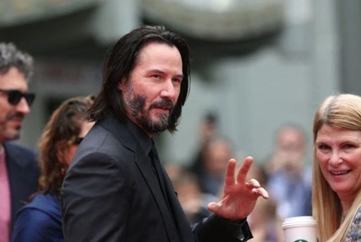 Keanu Reeves ekibe saat dağıttı