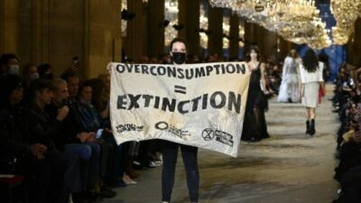 Louis Vuitton defilesinde protesto gösterisi