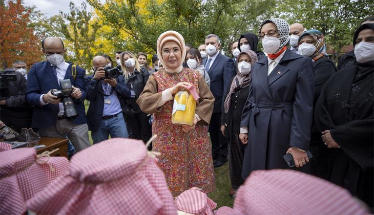 Emine Erdoğan, Çubuk’ta kadınlarla turşu kurdu