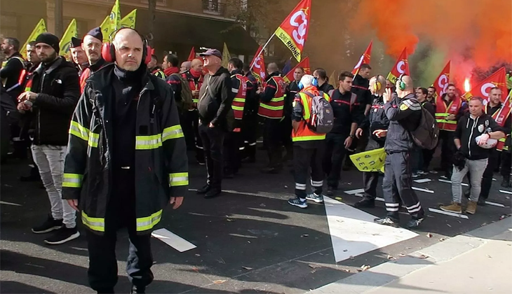 Paris’te itfaiyecilerden, ses ve sis bombalı protesto