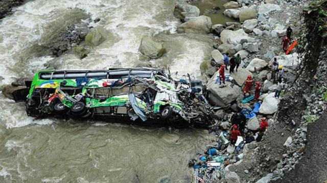 Nepal’de otobüs uçuruma yuvarlandı: 32 ölü