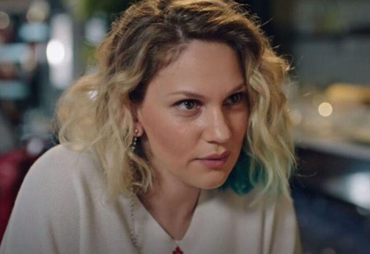 Farah Zeynep Abdullah göğüs dekoltesiyle dikkat çekti!