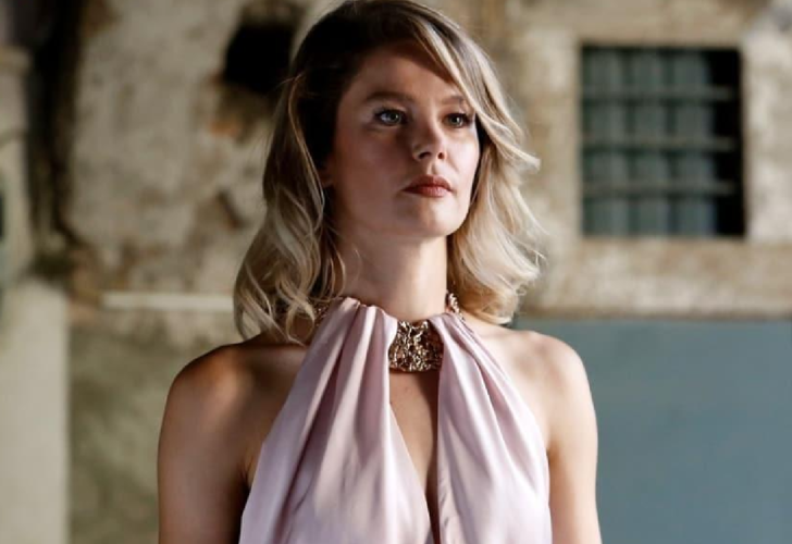 Burcu Biricik’ten transparan poz