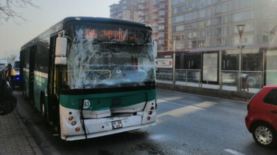 Halk otobüsü, durakta bekleyen otobüse çarptı: 13 yaralı