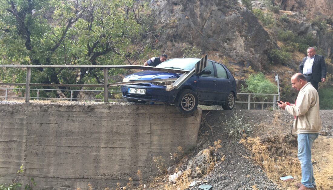 Otomobil köprüde asılı kaldı