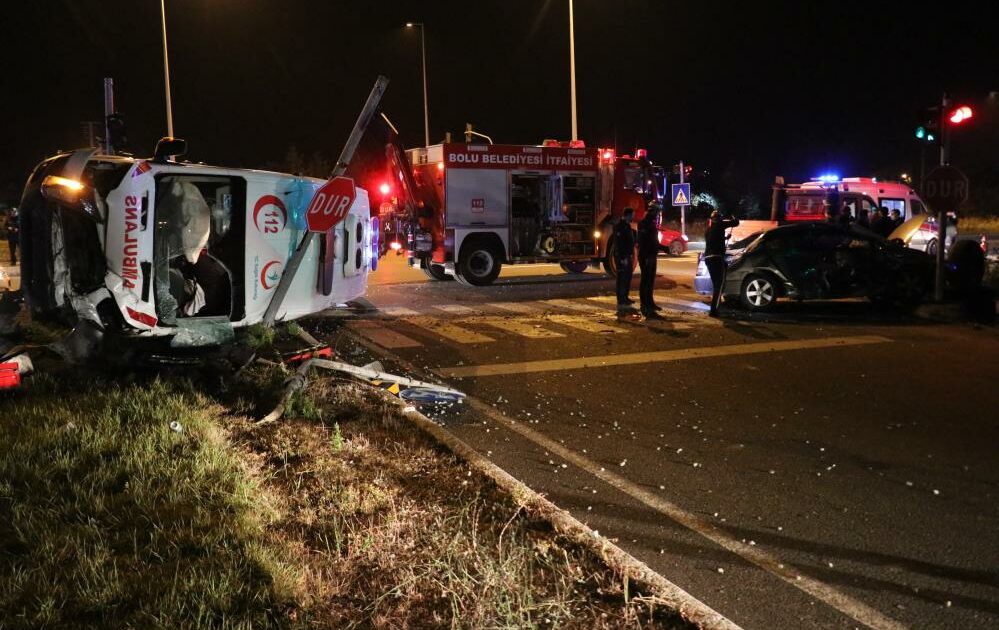 Ağır yaralı sürücüyü taşıyan ambulans devrildi: 1 ölü, 3 yaralı