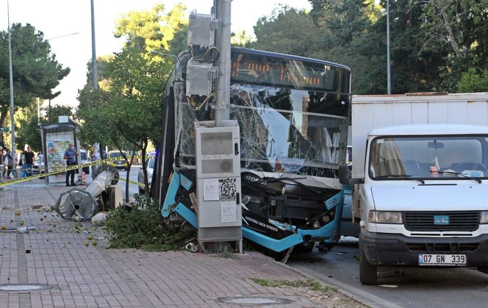 Freni tutmayan halk otobüsü durağa daldı