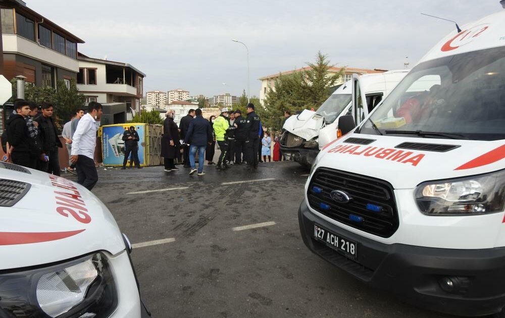 Öğrenci servisi ile otobüs çarpıştı: 14 yaralı