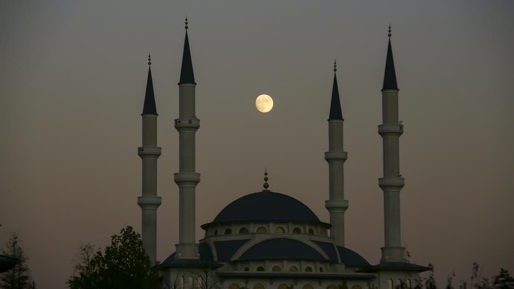 Cumhurbaşkanlığı Külliyesi’nde dolunay manzarası