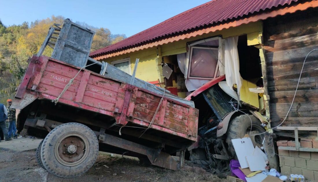 Freni boşalan traktör eve girdi