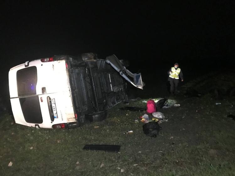 Göçmenleri taşıyan minibüs devrildi: 16 yaralı