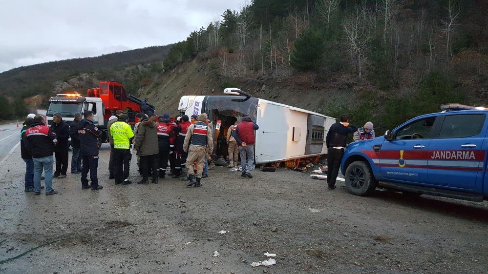 Yolcu otobüsü devrildi: 24 yaralı