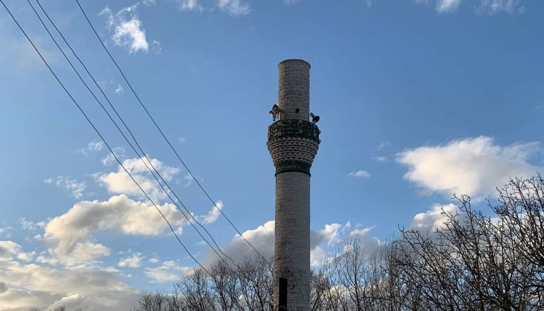 Şiddetli fırtına cami minaresini yıktı