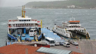 Çanakkale’de feribot seferlerine fırtına engeli