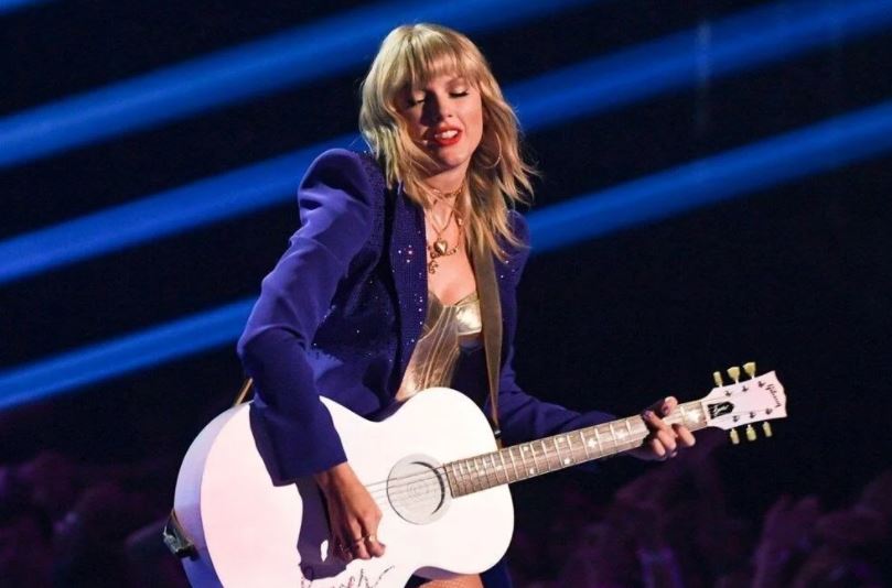 Sosyal medyada viral oldu: Taylor Swift’in atkısı nerede?