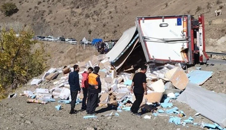 İran’da devrilen Türk TIR’ı yağmalandı