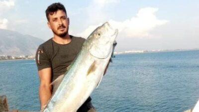 Amatör balıkçı kıyıdan olta attı 17 kiloluk balık yakaladı!