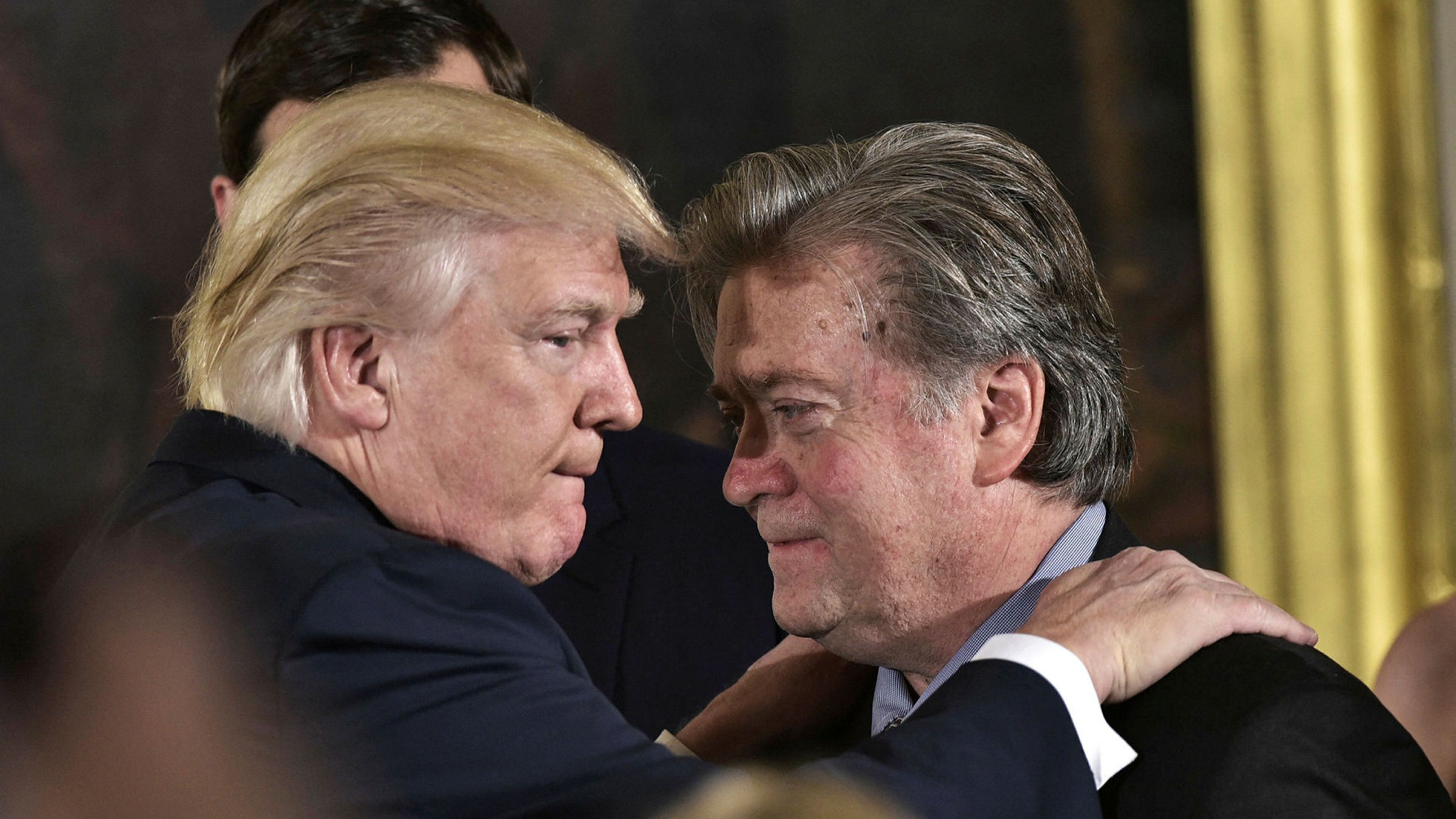 Eski ABD Başkanı Trump’ın danışmanı Bannon, FBI’a teslim oldu