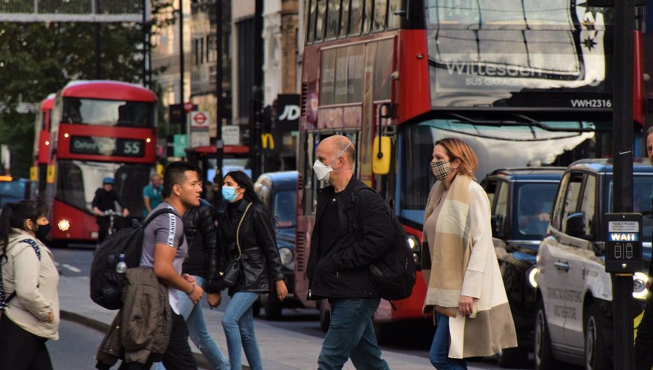 İngiltere’de maske takmak yeniden zorunlu