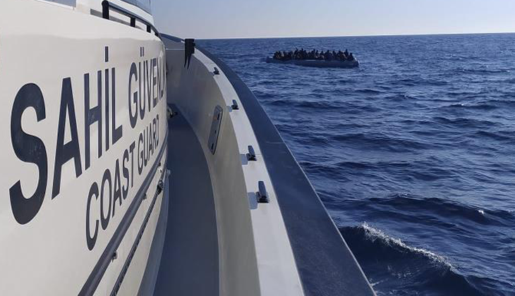 Yunanistan’ın Türk sularına ittiği 89 göçmen kurtarıldı